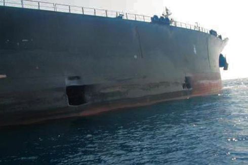 Iran Rilis Foto Kapal Tanker Minyak yang Berlubang Akibat Diserang di Laut Merah