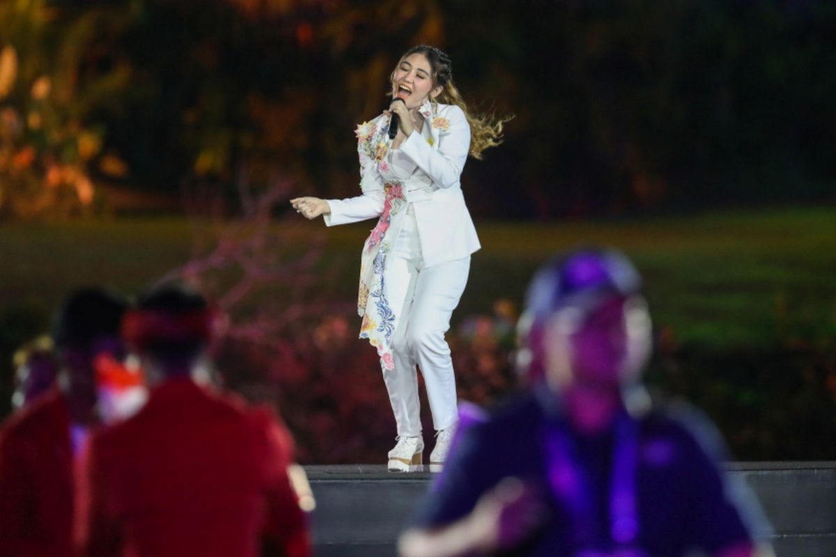 Penyanyi Via Valen memeriahkan pembukaan Asian Games ke-18 tahun 2018  di Stadion Utama Gelora Bung Karno, Senayan, Jakarta, Sabtu (18/8/2018).