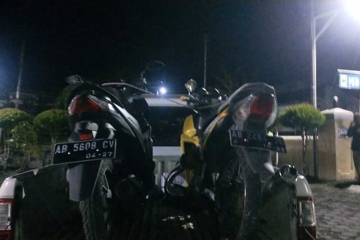 Kecelakaan lalu lintas terjadi di Jalan Nanggulan - Mendut tepatnya di Padukuhan Kedondong, Banjararum Kalibawang pada Selasa (4/10/2022) pukul 18.38 WIB. Pengendara Honda Beat meninggal dunia di rumah sakit.