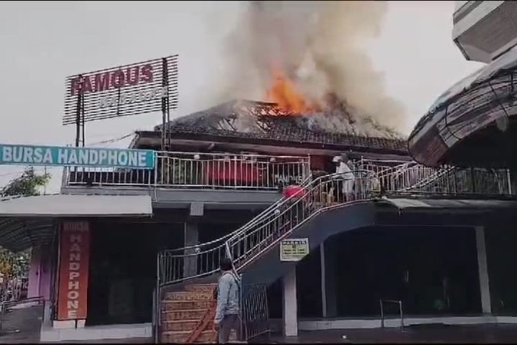 Kebakaran melanda tempat hiburan malam Famous Cafe & Karaoke di kompleks Presiden Plaza, Kota Madiun, Jawa Timur,  Rabu (17/1/2024) pagi ditengah kebijakan pemerintah pusat menaikkan pajak THM hingga 75 perse