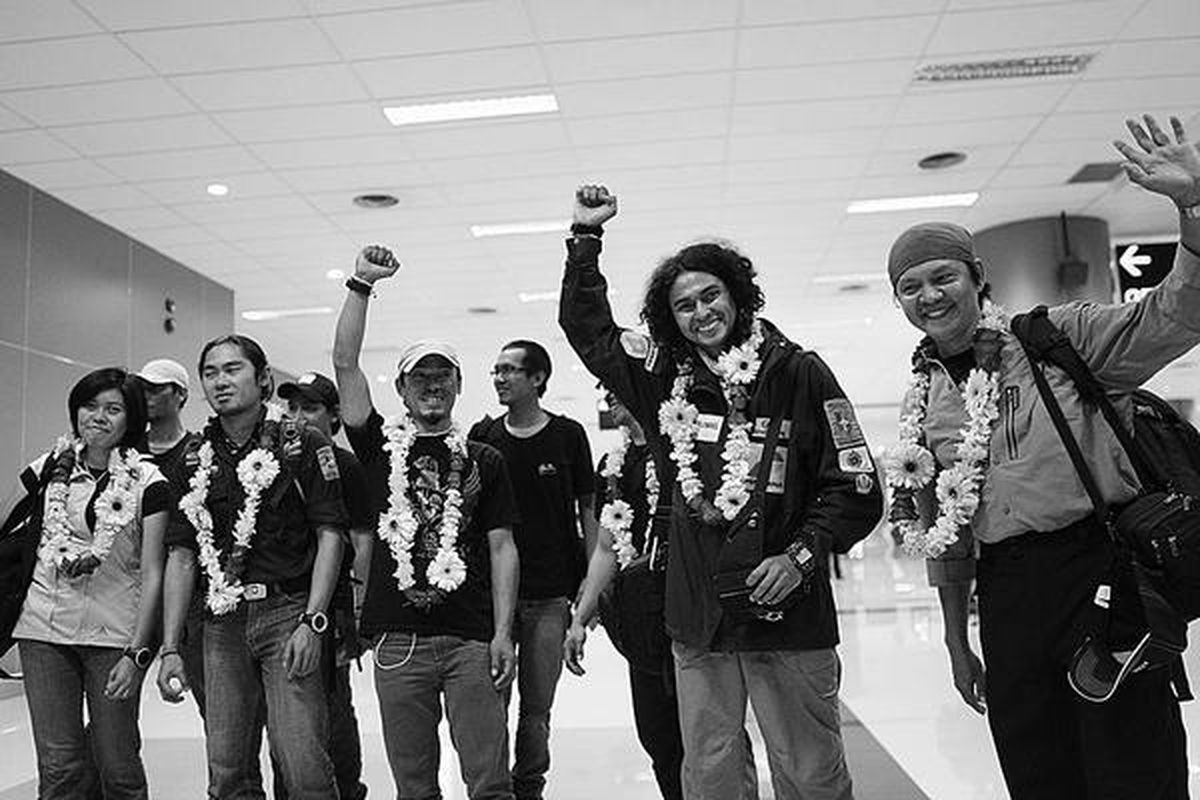 Tim Ekspedisi Seven Summits Wanadri yang baru saja mencapai puncak Gunung Aconcagua, Argentina, disambut oleh Ketua Umum Seven Summits Wanadri Endriartono Sutarto saat mereka tiba di Bandara Soekarno-Hatta, Cengkareng, Senin (10/1).