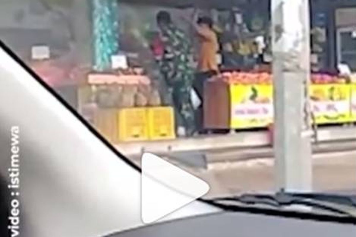 Tangkapan layar unggahan video bernarasi oknum prajurit TNI diduga melakukan pemukulan terhadap pegawai toko buah.
