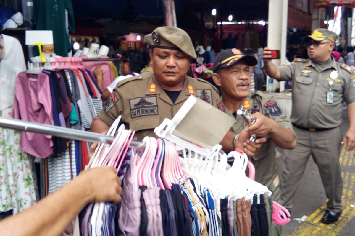 Penertiban Satpol PP di Kawasan Tanah Abang, Jakarta Pusat,  Senin (29/7/2019).