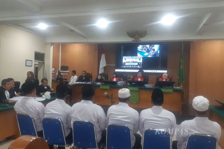 Enam terpidana kasus pembunuhan Vina dan Muhammad Rizky menghadiri sidang peninjauan kembali di Pengadilan Negeri Cirebon, Kota Cirebon, Jawa Barat, Senin (9/9/2024). Para terpidana itu adalah Jaya, Supriyanto, Hadi Saputra, Eka Sandi, Eko Ramadhani, dan Rivaldi Aditya Wardana.