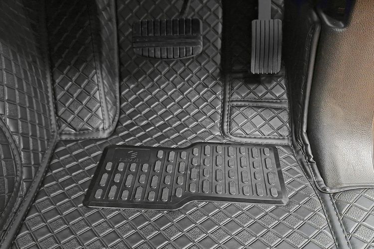 Contoh aksesori karpet mobil jenis engraver, bisa mencegah penumpukan debu dan kotoran