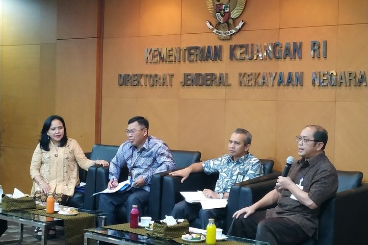 Direktur Direktorat Jenderal Kekayaan Negara (DJKN) Kemenkeu Isa Rachmatarwata (kanan) memberikan penjelasan dalam sebuah diskusi di kantornya, Jakarta, Jumat (4/10/2019).