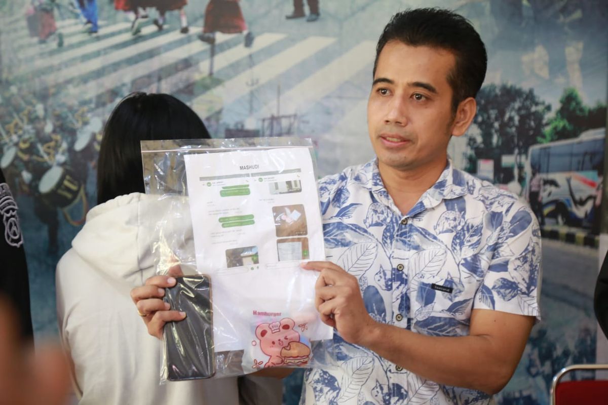 BARANG BUKTI—Kasat Reskrim Polres Madiun Kota, AKP Agus Setiawan menunjukkan barang bukti kasus penipuan bermodus order fiktif pada driver ojol, Jumat (16/5/2025). 