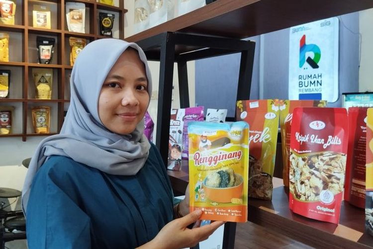 Pegawai Rumah BUMN Rembang, Jawa Tengah, menunjukkan salah satu produk makanan dari pelaku UMKM yang penjualannya melalui Rumah BUMN Rembang.

