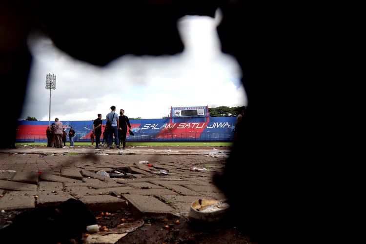 Sejumlah pihak sedang melakukan pengecekan pasca Tragedi Kanjuruhan di Stadion Kanjuruhan Kepanjen, Kabupaten Malang, Kamis (13/9/2022) siang.