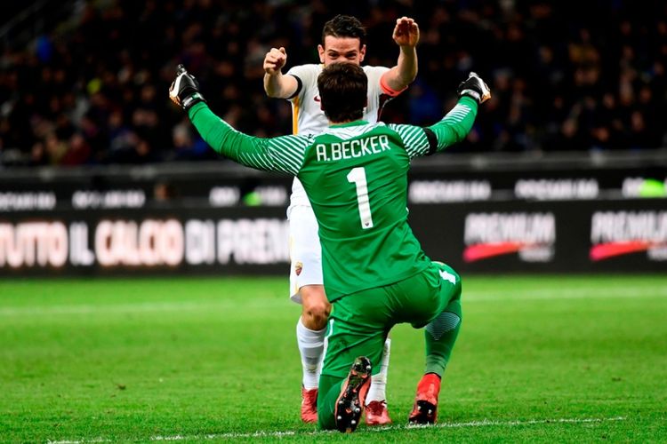 Kiper AS Roma, Alisson Ramses Becker, merayakan gol yang dicetak timnya dalam laga Liga Italia kontra Inter Milan di Stadion Giuseppe Meazza, Milan, pada 21 Januari 2018.