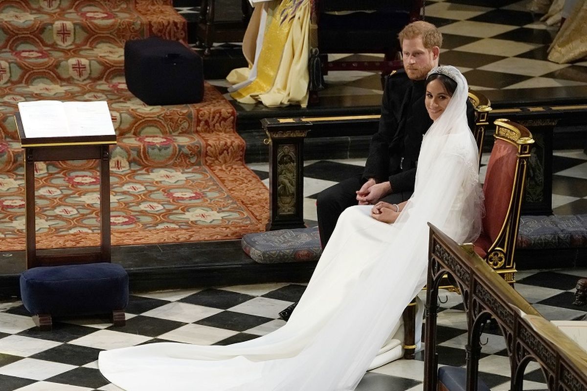 Pangeran Harry duduk bersama Meghan Markle  dalam prosesi pemberkatan pernikahan di Kape St Georges, Windsor Castle, in Windsor, Sabtu (19/5/2018).