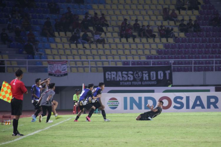 Bek sayap Dewa United, Miftah Anwar Sani, merayakan gol yang ia cetak untuk penyama kedudukan pada laga Grup A Piala Presiden 2022 antara Dewa United vs Persis yang dihelat di Stadion Manahan, Solo, Jumat (24/6/2022). 