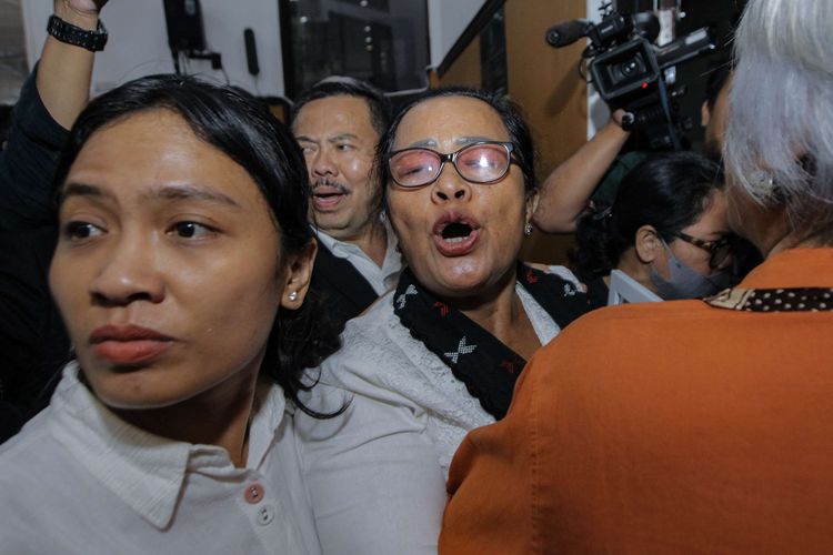 Ibu korban pembunuhan berencana Nofriansyah Yosua Hutabarat atau Brigadir J, Rosti Simanjuntak meninggalkan ruang sidang usai mendengarkan putusan majelis hakim saat hadir di sidang vonis dengan terdakwa, Putri Candrawathi di Pengadilan Negeri Jakarta Selatan, Senin (13/2/2023). Majelis hakim menjatuhkan vonis 20 tahun penjara pada Putri Candrawathi.