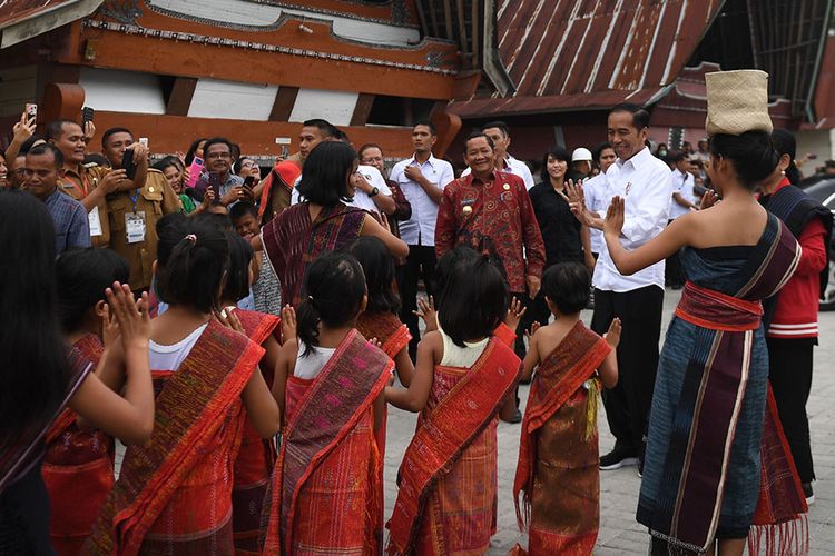 Presiden Joko Widodo (ketiga kanan) mengunjungi kawasan kerajinan tenun ulos di Samosir, Sumut, Selasa (30/7/2019). Kedatangan Presiden itu untuk meninjau pengembangan wisata di kawasan Danau Toba yang akan dijadikan destinasi wisata berkelas dunia.