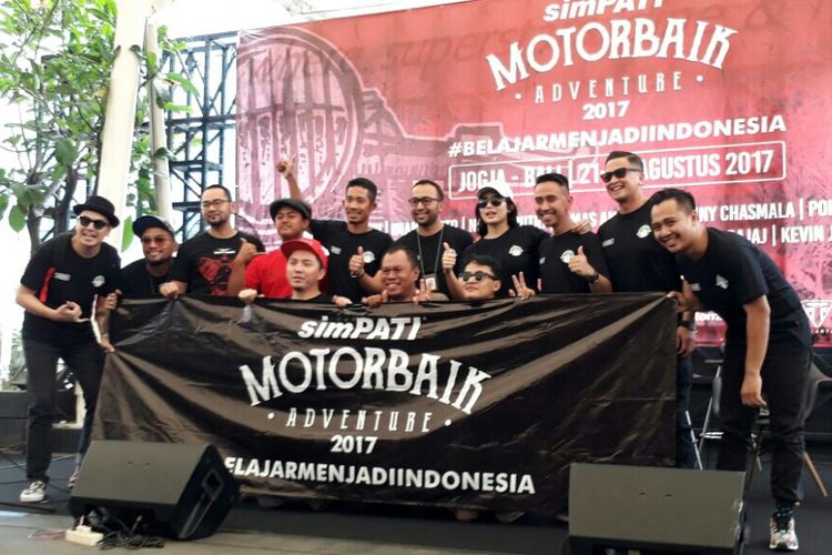 Para bikers di Motorbaik Adventure 2017 dalam jumpa pers di Mitra Terrace, Gatot Subroto, Jakarta Selatan, Selasa (15/8/2017).