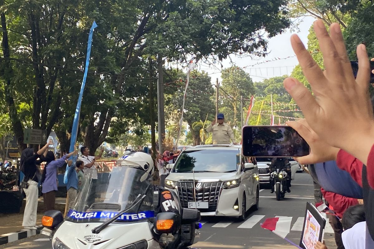 Kemeriahan Pelajar dan Emak-emak Sambut Kedatangan Prabowo di Malang