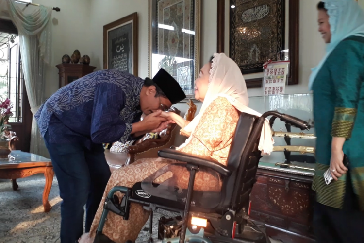 Calon wakil gubernur DKI Jakarta Djarot Saiful Hidayat menemui istri mantan Presiden RI ke 4 Sinta Nuriyah Wahid dan salah satu putri Gus Dur Yenny Wahid, di rumah Gus Dur di Jalan Warung Sila, Ciganjur, Jakarta Selatan. Kamis (13/4/2017).