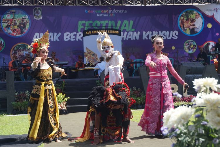 Para pemeran wayang lakon Anoman Obong adalah siswa SLB PGRi 3 Cluring saat tampil di Festival Anak Berkebutuhan Khusus, Selasa (27/2/2018).