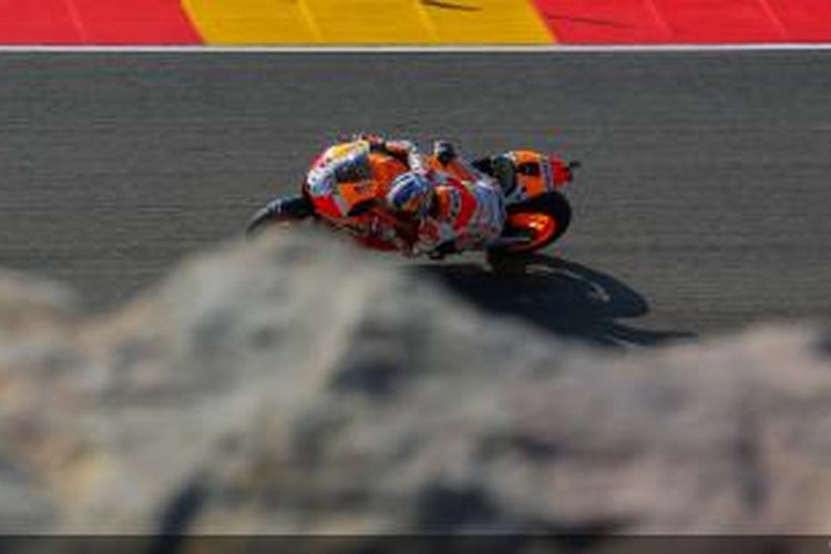 Pebalap Repsol Honda asal Spanyol, Dani Pedrosa, memacu motornya di Sirkuit Motorland pada sesi kualifikasi GP Aragon, Sabtu (27/9/2014).