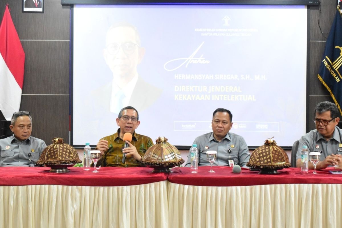 Direktur Jenderal Kekayaan Intelektual Hermansyah Siregar memberikan arahan kepada jajaran Kanwil Kemenkum Sulawesi Tengah di Aula Kanwil Kemenkum Sulawesi Tengah, Palu, Senin (28/9/2026).