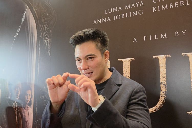 Sutradara Baim Wong usai menghadiri konferensi pers film Sukma di kawasan Gandaria, Senin (8/9/2025). Baim memilih berdamai dan fokus pada kebahagiaan pasca-cerai dengan Paula Verhoeven. Psikolog ingatkan pentingnya self-love untuk bangkit.