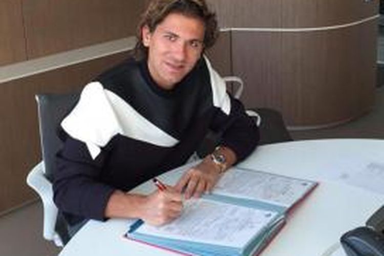 Alessio Cerci saat menandatangani kontrak bersama AC Milan. 