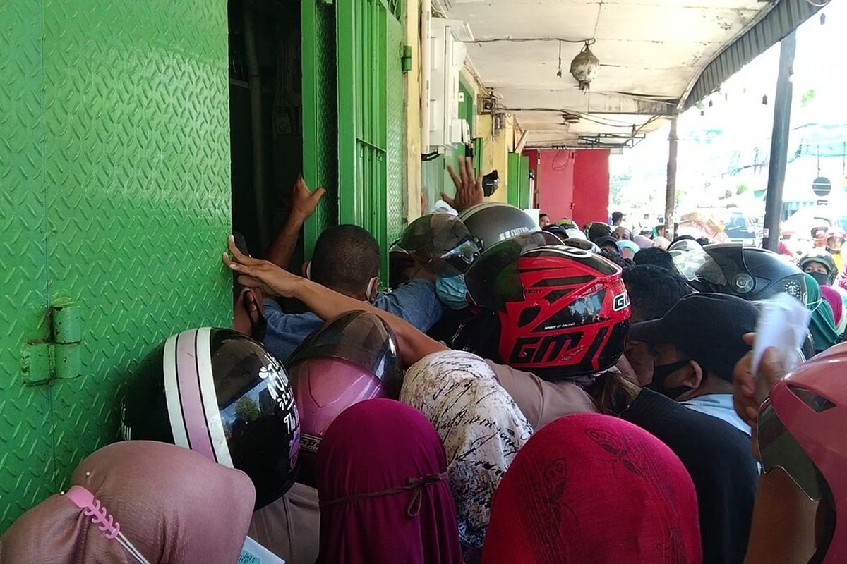 Ratusan warga Kota Baubau, Sulawesi Tenggara, kembali berdesakan-desakan dan saling mendorong saat mengantre minyak goreng di depan toko distributor, toko bandung, Jumat ( 11/3/2022) siang.