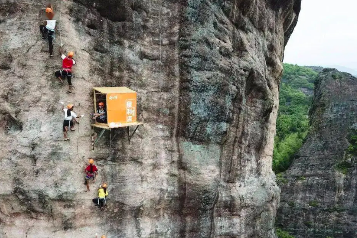 Warung ekstrem di Taman Geologi Nasional Shiniuzhai, provinsi Hunan, China