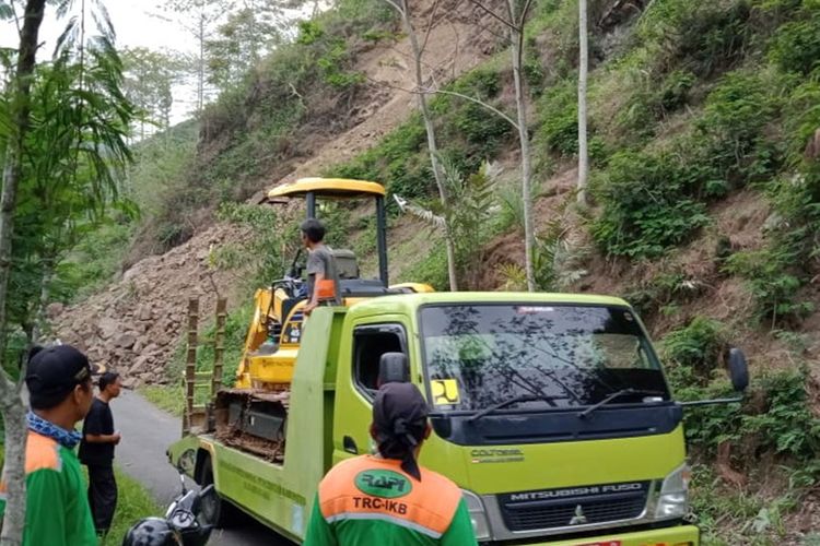 Alat berat diturunkan untuk membersihkan material longsor di Desa Asinan, Kecamatan Kalibening, Kabupaten Banjarnegara, Jawa Tengah, Selasa (26/11/2019).