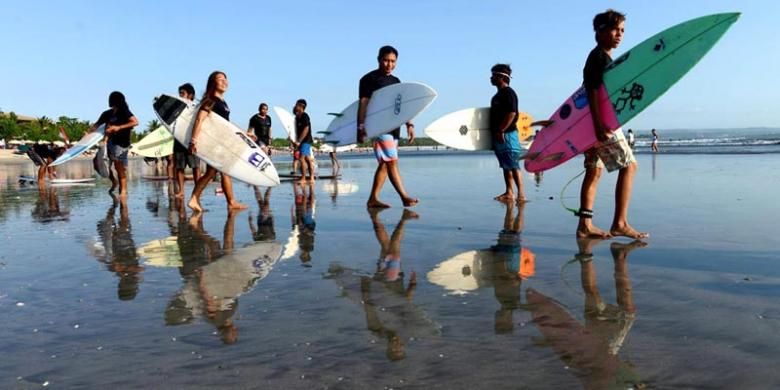 Wisatawan bermain selancar di Pantai Kuta, Kabupaten Badung, Bali, Rabu (17/8/2016). Pantai Kuta merupakan obyek wisata pantai paling terkenal di Bali. Wisata ke Bali kini dapat dilakukan siapa pun dengan biaya terjangkau.