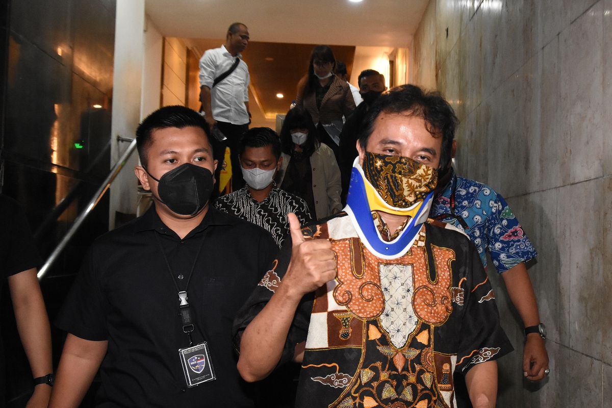 Petugas mengawal mantan Menteri Pemuda dan Olahraga Roy Suryo (kanan) saat menuju rutan usai menjalani pemeriksaan di Direktorat Reskrimum Polda Metro Jaya, Jakarta, Jumat (5/8/2022). Pakar telematika tersebut ditahan di Rutan Polda Metro Jaya sebagai tersangka kasus dugaan penistaan agama terkait unggahan meme stupa Candi Borobudur berwajah mirip Presiden Joko Widodo. ANTARA FOTO/Indrianto Eko Suwarso/nym.