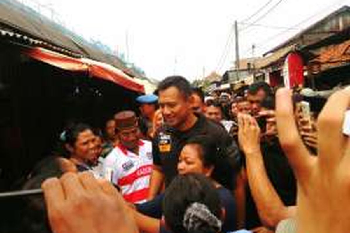 Calon gubernur DKI Agus Harimurti Yudhoyono berkampanye menemui pedagang kaki lima di samping Pasar Kramatjati di Jalan Raya Bogor, Kramatjati, Jakarta Timur. Selasa (13/12/2016)