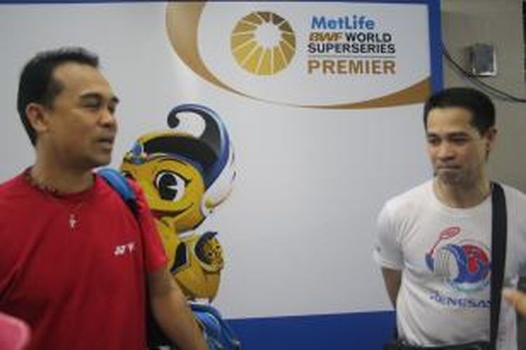 Riony Mainaky dan Karel Mainaky memberikan keterangan pers seusai pertandingan eksibisi Mainaky bersaudara pada pembukaan semifinal BCA Indonesia Open Superseries Premier, Jumat (20/6/2014).