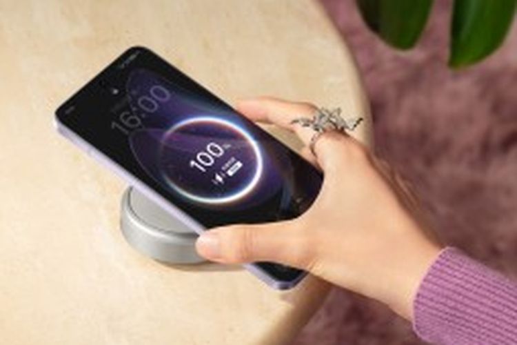 Oppo Reno 13 Pro ditopang baterai 5.800 mAh dengan dukungan pengisian cepat (fast charging) SuperVOOC 80W via kabel dan wireless fast charging 50W.