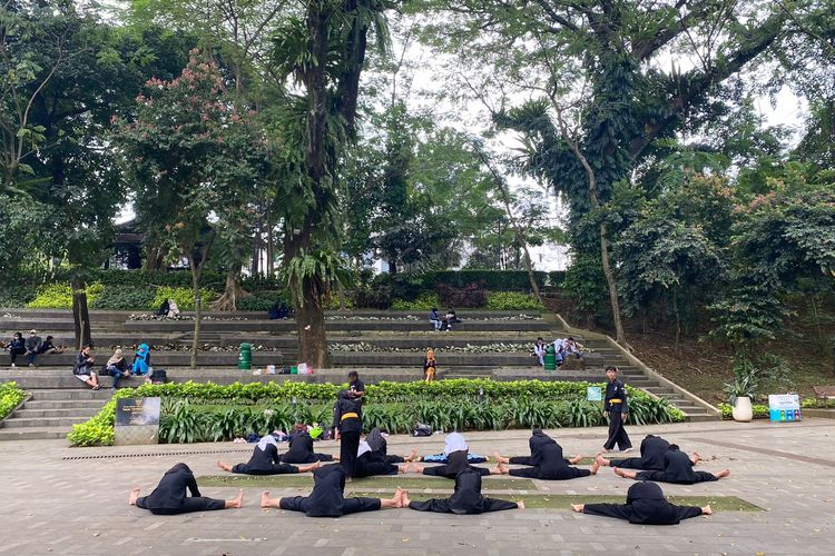 Suasana Taman Ekspresi yang ramai oleh masyarakat yang berkegiatan, Sabtu (4/2/2023). 