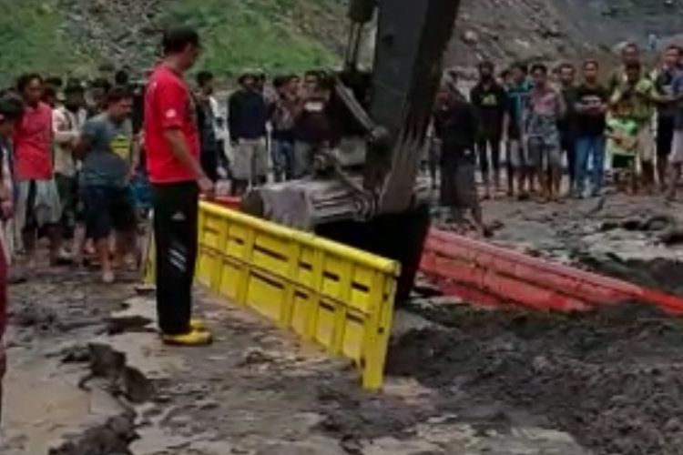 Proses evakuasi truk yang terjebak banjir lahar hujan di Kali Gendol, Kabupaten Sleman. Proses evakuasi tampak dilakukan dengan menggunakan alat berat (Foto tangkapan layar dari video)