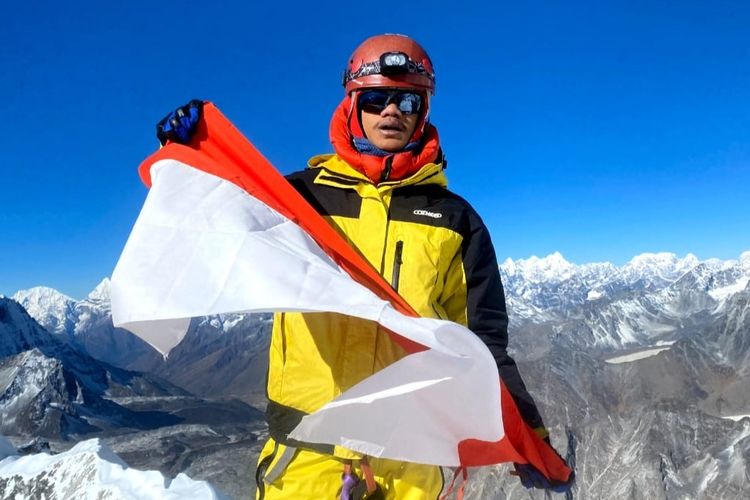 Salah satu anggota Mahapala Universitas Negeri Semarang (Unnes) Ahmad Dzulfikar berhasil mengibarkan bendera merah putih di pegunungan Himalaya pada peringatan Hari Sumpah Pemuda 2022.