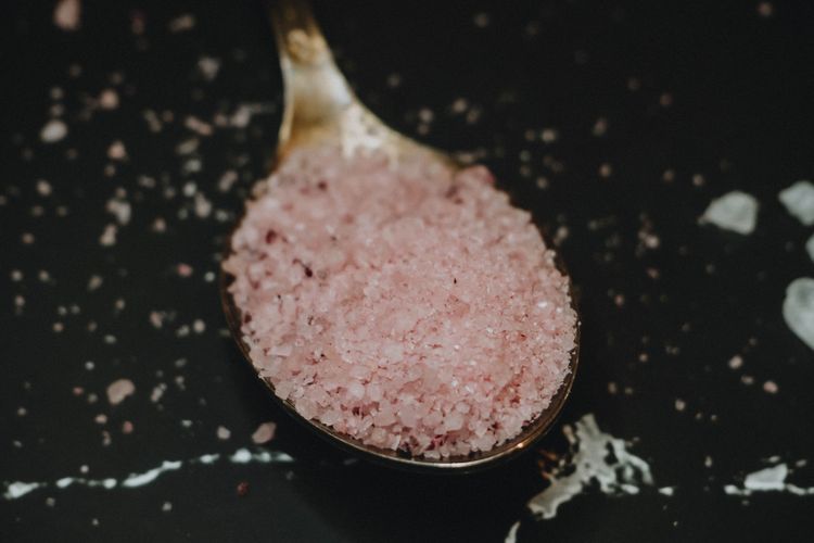 Salt therapy menggunakan garam alami bisa digunakan melancarkan saluran napas.