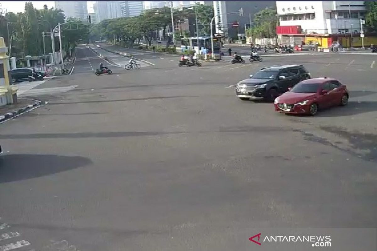 Pantauan lalu lintas di Traffic Light Harmoni, Jakarta Pusat, Selasa (29/10/2020). 