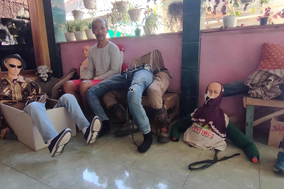 Suwanto dan boneka gendong bikinan dia dan warga Bendungan Lor, Kalurahan Bendungan, Kapanewon Wates Kabupaten Kulon Progo, Daerah Istimewa Yogyakarta. Boneka berbahan barang bekas dan limbah itu bakal diterjunkan ke karnaval HUT ke-78 RI pada tingkat kapanewon atau kecamatan.