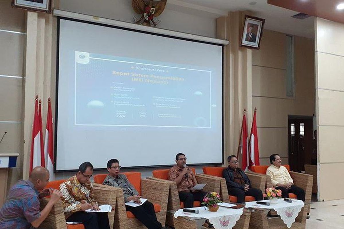 Direktur Jenderal Sumber Daya dan Perangkat Pos dan Informatika (Dirjen SDPPI) Kemkominfo, Ismail (tengah) dalam konferensi pers pengendalian IMEI di Jakarta, Jumat (28/2/2020).