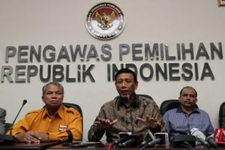 Ketua Partai Hanura Wiranto (tengah) memberikan keterangan pada wartawan usai memenuhi panggilan Badan Pengawas Pemilu (Bawaslu) di Jakarta, Selasa (24/6/2014). Wiranto dipanggil Bawaslu untuk memberikan keterangan terkait tuduhan kampanye hitam yang dilakukannya saat mengklarifikasi surat keputusan Dewan Kehormatan Perwira (DKP).