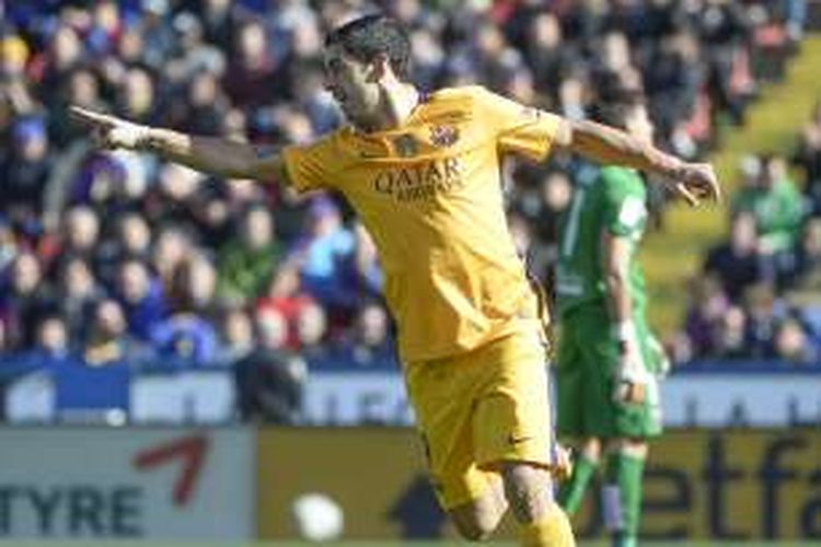 Striker Barcelona asal Uruguay, Luis Suarez, melakukan selebrasi usai mencetak gol ke gawang Levante pada lanjutan La Liga di stadion Ciutat de Valencia, Minggu (7/2/2016).