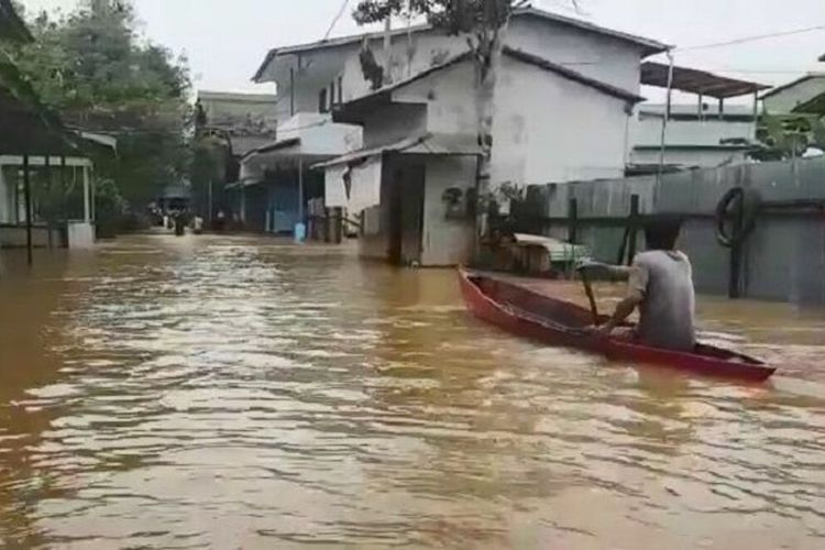 Sebanyak 10 desa di Kecamatan Ngabang, Kabupaten Landak, Kalimantan Barat (Kalbar) terendam banjir rata-rata 1 meter, Jumat (15/1/2021). Banjir terjadi akibat luapan Sungai Landak yang diguyur hujan deras dalam tiga hari terakhir.