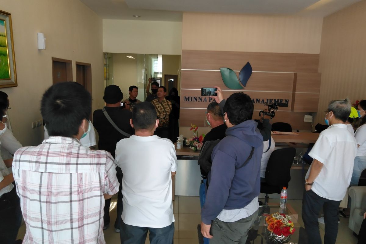 Puluhan nasabah geruduk kantor PT Minna Padi Aset Manajemen (MPAM) di Jalan Pasir Kaliki, Kota Bandung, Jumat (10/7/2020). Mereka menagih sisa dana investasi mereka setelah enam program MPAM dilikuidasi Otoritas Jasa Keuangan (OJK).
