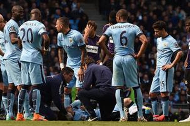 David Silva mendapatkan perawatan pada laga antara Manchester City dan West Ham United, Minggu (19/4/2015). 