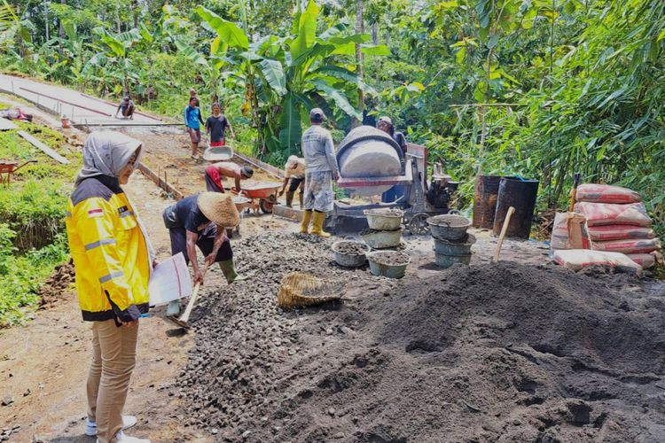 Pembangunan rabat beton jalan Desa Penyarang, Kecamatan Sidareja, Kabupaten Cilacap, Jawa Tengah.