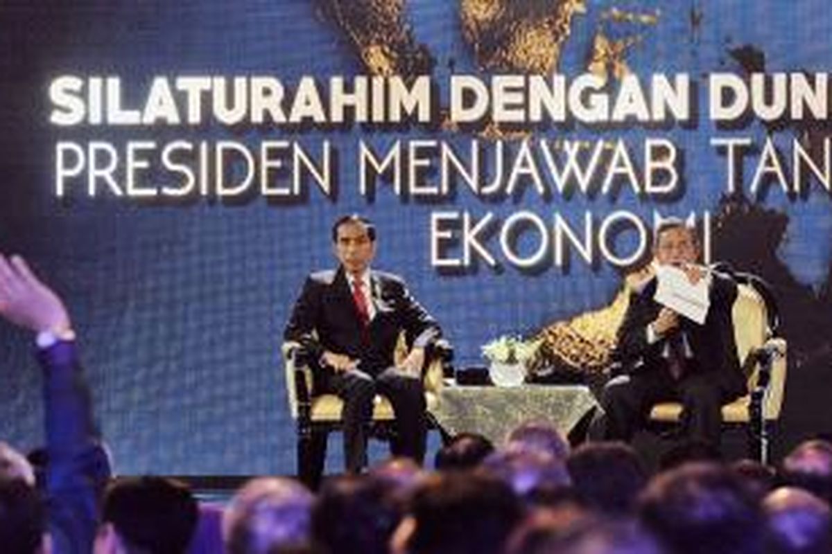 Presiden Joko Widodo didampingi Ketua Ikatan Sarjana Ekonomi Indonesia Darmin Nasution (kanan) saat  silaturahim dengan dunia usaha di Jakarta Convention Center, Kamis (9/7/2015). Dalam acara tersebut, Presiden berdiskusi terkait tantangan ekonomi bersama 400 ekonom yang merupakan bagian dari Ikatan Sarjana Ekonomi Indonesia.
