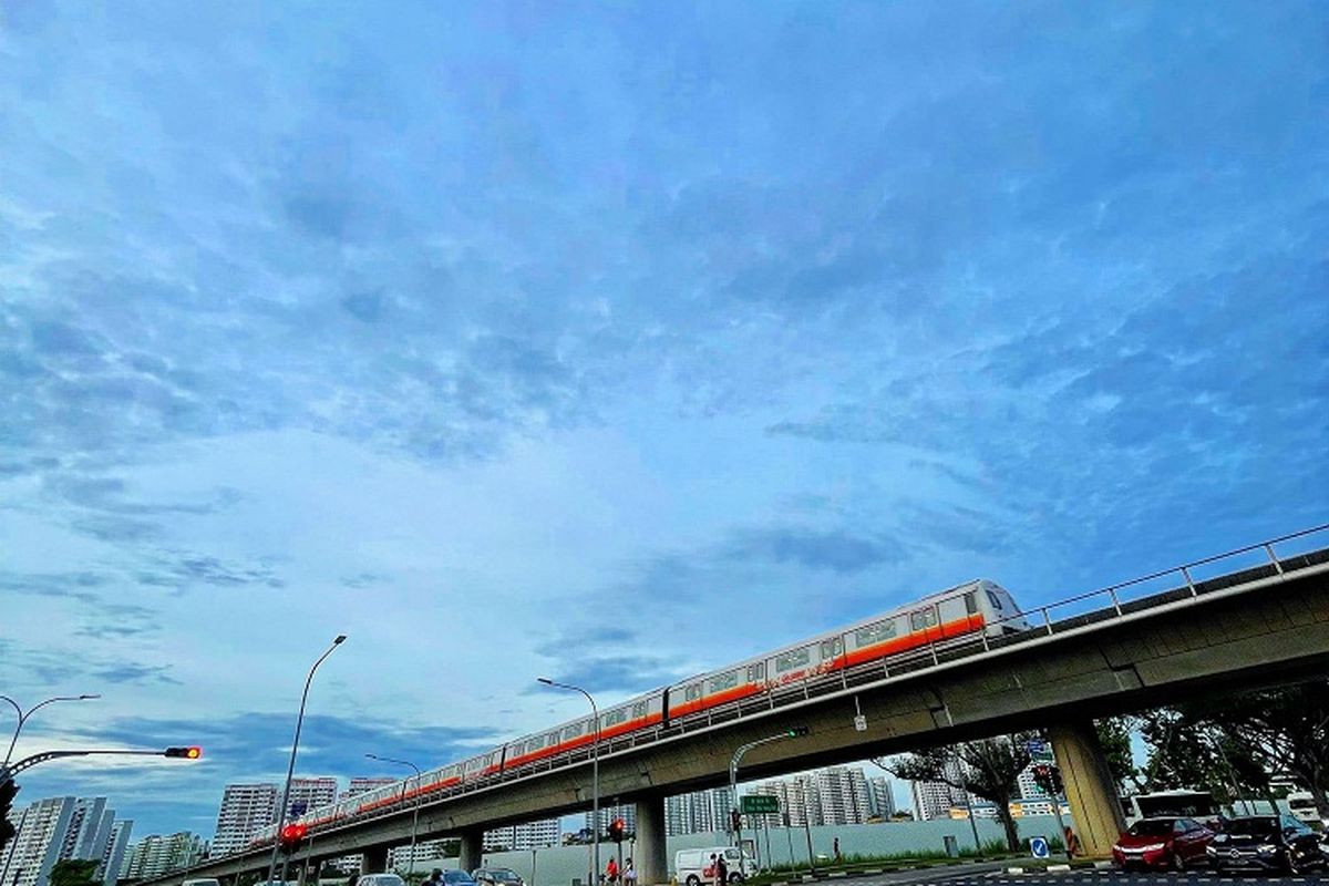 MRT Singapura melintas di distrik Bukit Batok, Singapura Barat, Jumat sore (03/12/2021). Kementerian Kesehatan Singapura (MOH) mengumumkan Senin (27/12/2021) sejauh ini dari 647 kasus, belum ada kasus Covid-19 varian Omicron yang bergejala parah.
