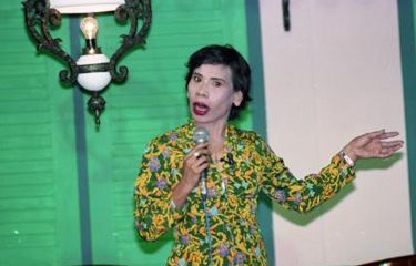 Pelawak Omas pada Perayaan HUT Kompas ke-35 di Bentara Budaya, Sabtu (1/7/2000).